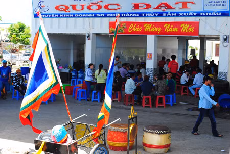 DNTN Quốc Việt mở tiệc cúng Ông, đãi khách là chủ tàu, ngư phủ giúp họ làm ăn khá giả.
