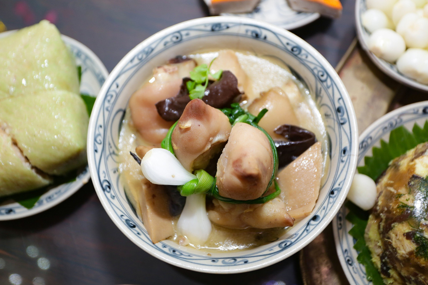 Mâm cỗ Tết truyền thống của người miền Bắc không thể thiếu món canh măng nấu từ móng giò. Nguyên liệu chế biến đơn giản và bình dị đã làm cho món ăn trở nên quen thuộc. Canh măng móng giò không chỉ là một món ăn, mà còn là biểu tượng của sự gắn bó dân tộc, chứa đựng hồn ẩm thực Việt lâu đời, được thể hiện rõ qua hình ảnh bát canh nghi ngút khói trên bàn thờ cúng gia tiên.