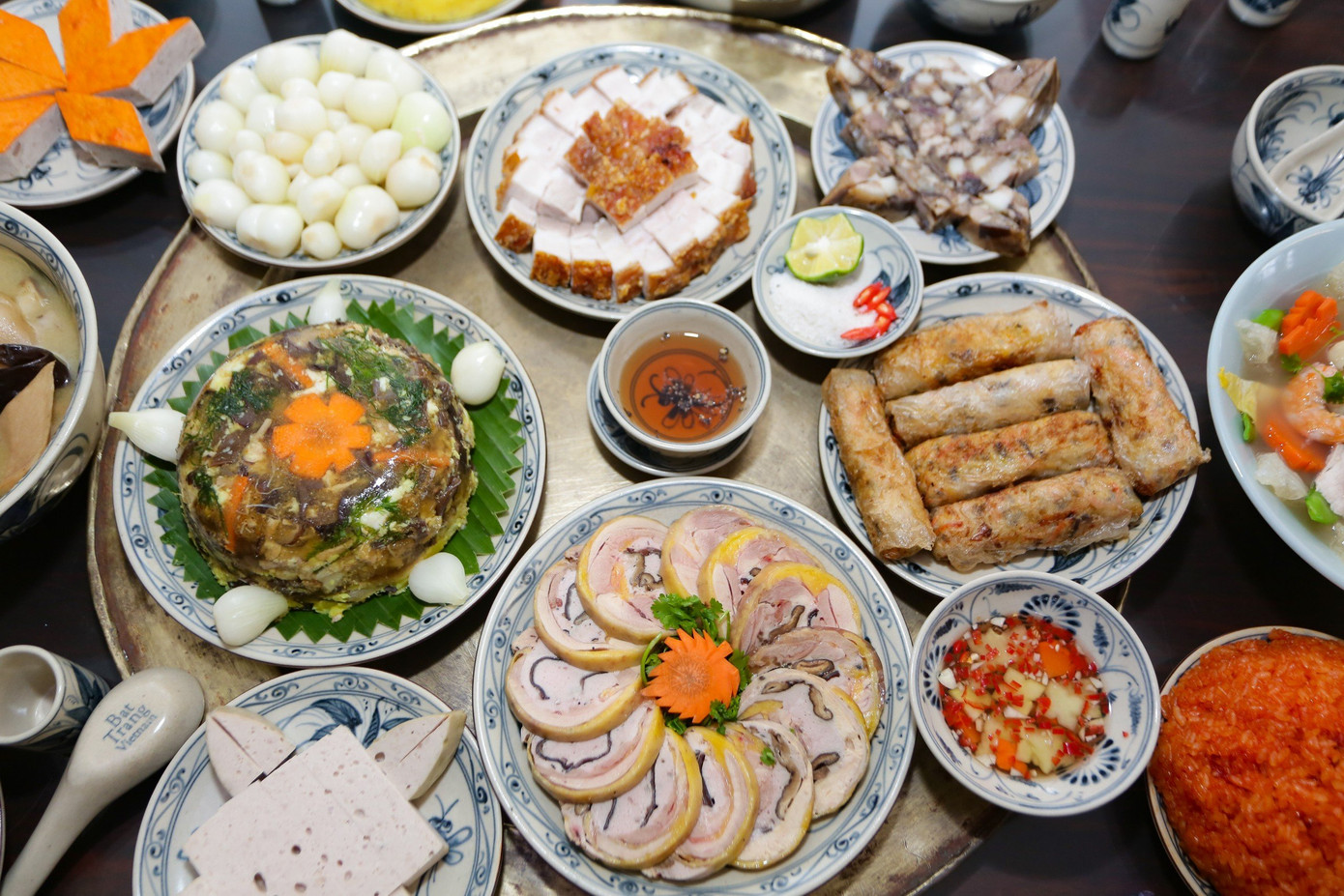 Đa số thực đơn là những món ăn lâu đời của người Việt. Một số món ăn được biến tấu như giò gà cuộn nấm, mộc nhĩ. Theo lý giải của chuyên gia ẩm thực, việc dùng tay ăn thịt gà trong ngày Tết có thể bất tiện nên các đầu bếp chế biến thành món giò gà.