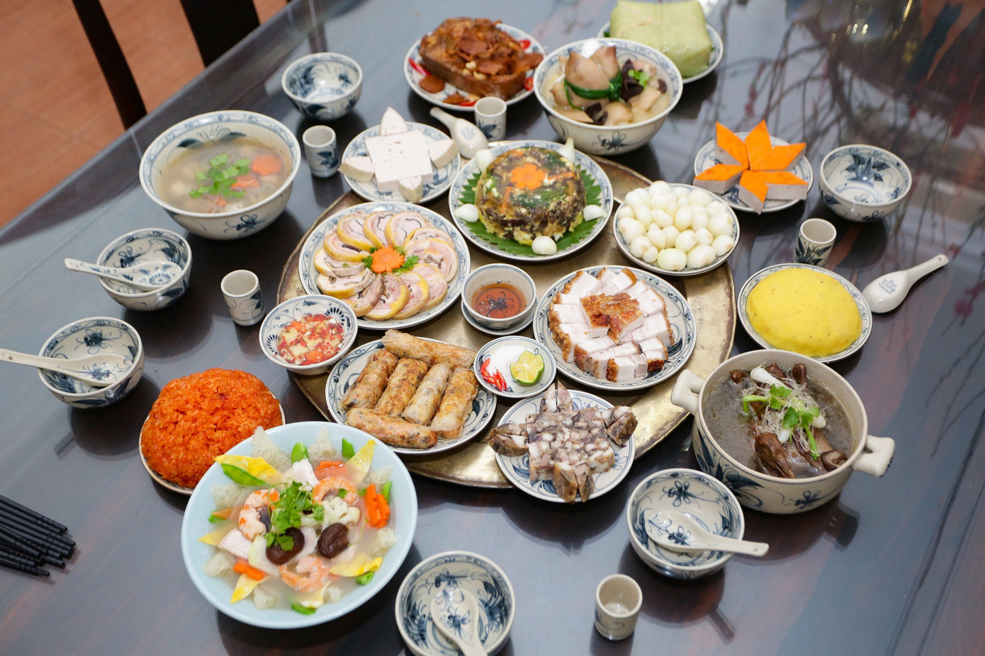 Mâm cỗ cổ truyền hoàn chỉnh do nghệ nhân Dương Văn Hùng và các đầu bếp thực hiện gồm bánh chưng, xôi gấc, xôi đậu xanh, giò lụa, giò xào, giò gà, nem, cá kho, thịt đông, chả quế, thịt quay, canh bóng nấu thả, canh măng chân giò, gà hầm thuốc bắc, canh mọc nấu miến, dưa hành...