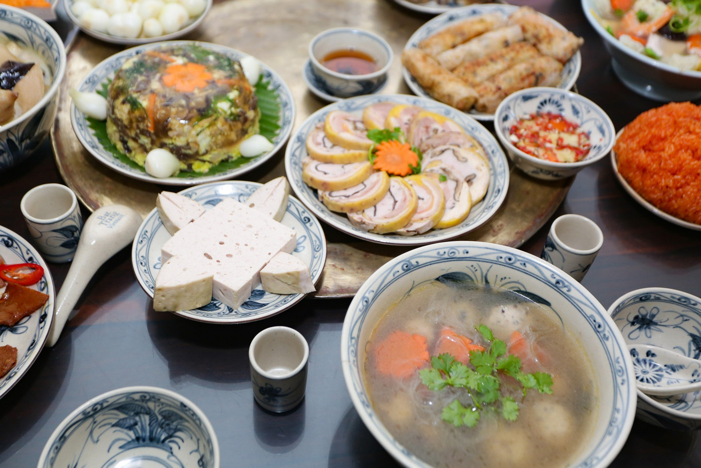 Ngoài ra, một số gia đình chế biến các món cách khác như canh miến nấu mọc hoặc canh bóng thả (bóng bì lợn).