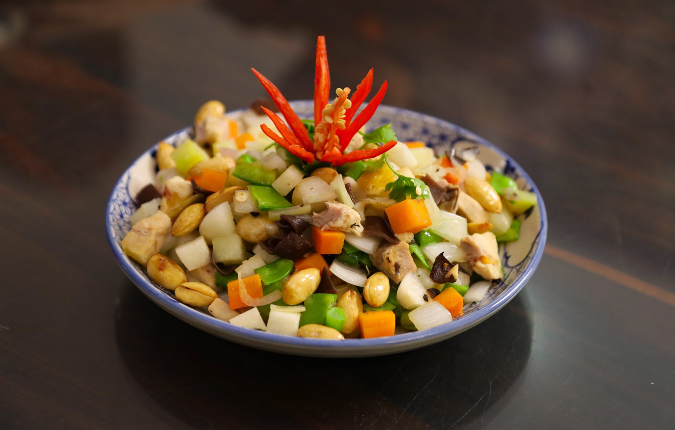 Món gà xào hạnh nhân được phổ biến trong một số năm gần đây. Nó thể hiện sự đa dạng trong nguyên liệu vừa tận dụng những rau củ thừa của các món ăn khác. Nguyên liệu để làm món ăn này gồm thịt gà thái hạt lựu, ướp muối, hạt tiêu, húng lìu, hạnh nhân chao giòn (nếu lạc thì ngâm mềm, bóc vỏ chao qua), su hào, cà rốt, nấm hương thái hạt lựu. Phi thơm hành, cho tất cả nguyên liệu trên vào xào chín, cho thêm bột đao, nêm vừa. Trước khi bắc ra cho hành hoa thái khúc. Xúc ra đĩa rắc hạt tiêu, rau mùi.