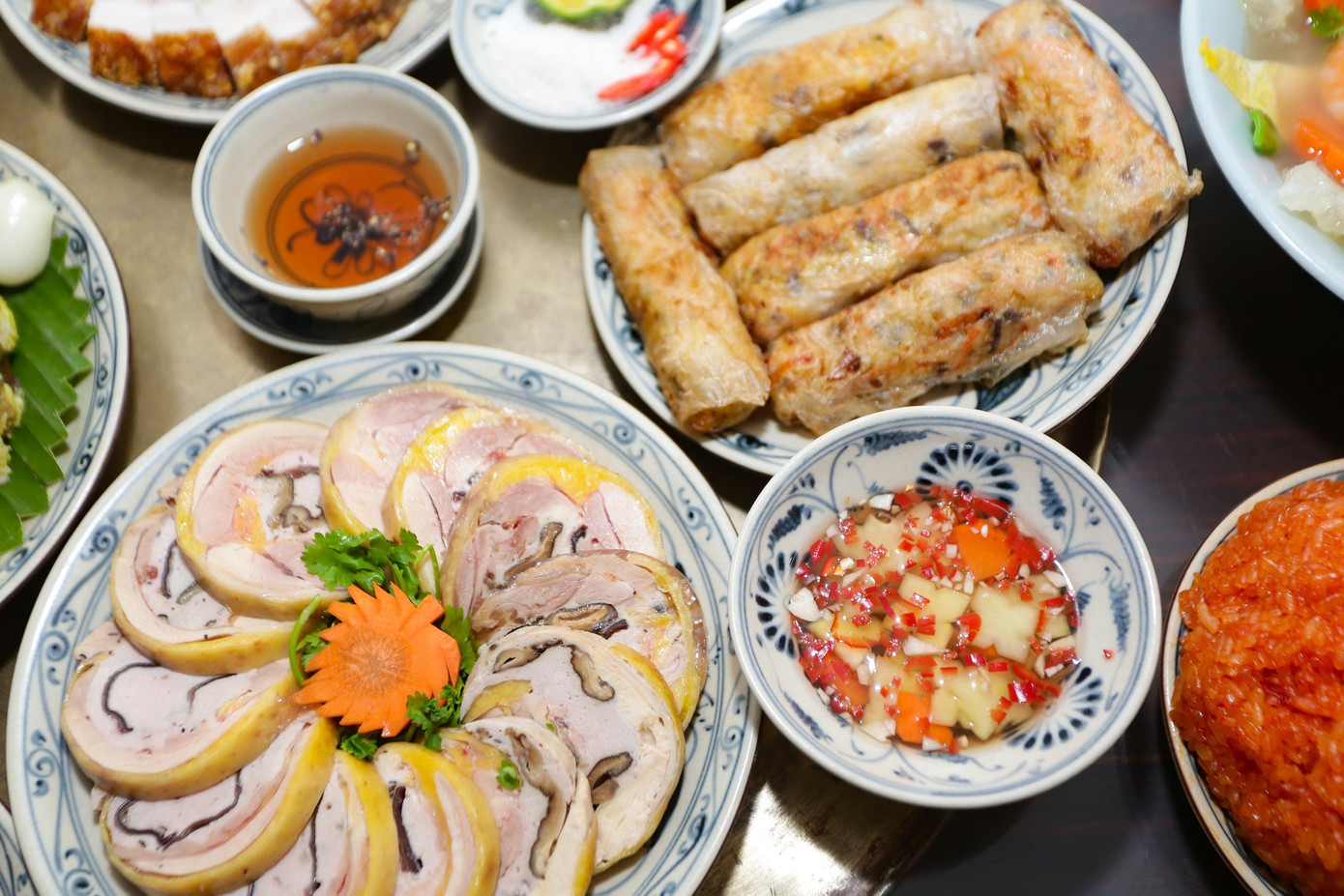 Nem rán được xem là món ăn không thể thiếu trong mâm cỗ cổ truyền ngày Tết. Dù đây là món ăn khá cầu kỳ, phức tạp với nhiều nguyên liệu, gia vị nhưng thể hiện tinh thần đùm bọc, lá lành đùm lá rách của dân tộc ta.