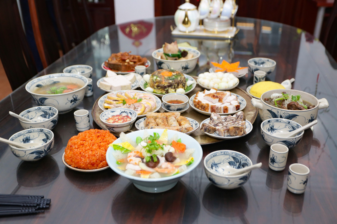 Mâm cỗ cổ truyền hoàn chỉnh do nghệ nhân Dương Văn Hùng và các đầu bếp thực hiện gồm bánh chưng, xôi gấc, xôi đậu xanh, giò lụa, giò xào, giò gà, nem, cá kho, thịt đông, chả quế, thịt quay, canh bóng nấu thả, canh măng chân giò, gà hầm thuốc bắc, canh mọc nấu miến, dưa hành...