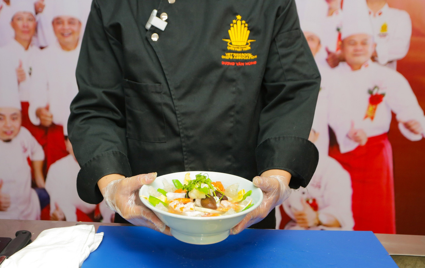 Theo nghệ nhân ẩm thực Dương Văn Hùng, mâm cỗ cổ truyền trong ngày Tết Nguyên đán có bao nhiêu món tùy thuộc vào điều kiện, hoàn cảnh và sở thích của từng gia đình, tập quán của mỗi địa phương, vùng miền. Tuy nhiên, một số món ăn được cho không thể thiếu trong ngày lễ Tết như nem, giò xào, thịt đông, dưa hành, bánh chưng, canh măng móng giò, canh bóng nấu thả...