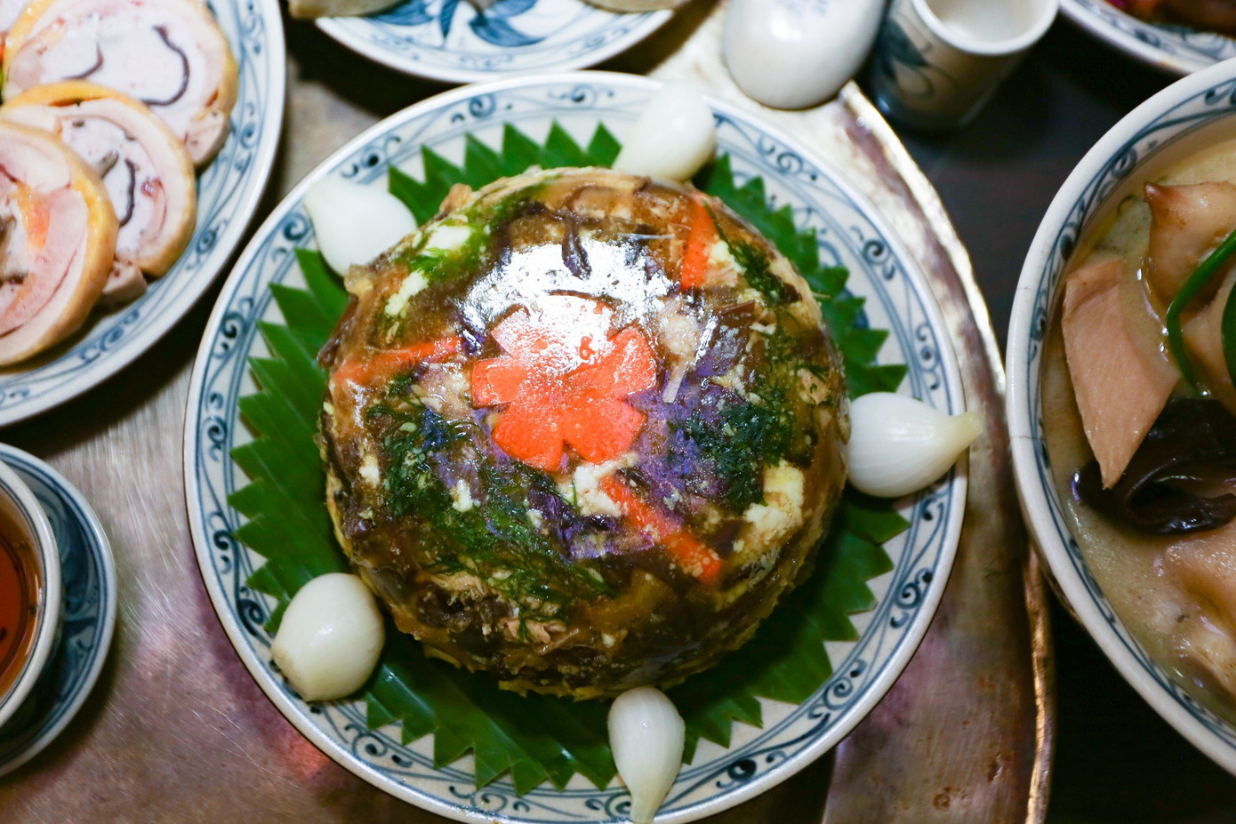 Món thịt đông hay thịt lợn nấu đông là món ăn quen thuộc trong những ngày Tết hoặc ngày đông lạnh giá của người miền Bắc. Đây là món ăn giàu dinh dưỡng lại dễ nấu nên được nhiều người ưa chuộng.