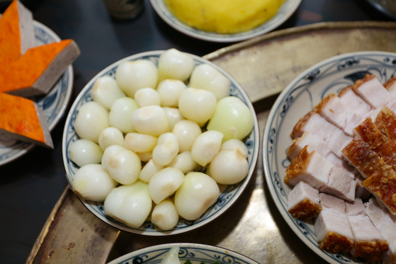 Đĩa dưa hành muối giúp cân bằng vị, chống ngấy trong mâm cỗ nhiều thịt mỡ, bánh chưng ngày Tết. Dưa hành cung cấp một lượng men vừa đủ để hỗ trợ hệ tiêu hóa, giảm thiểu nguy cơ đầy bụng. Món ăn này còn giúp bổ sung thêm chất xơ, tăng hương vị của món ăn, giúp ngon miệng hơn.