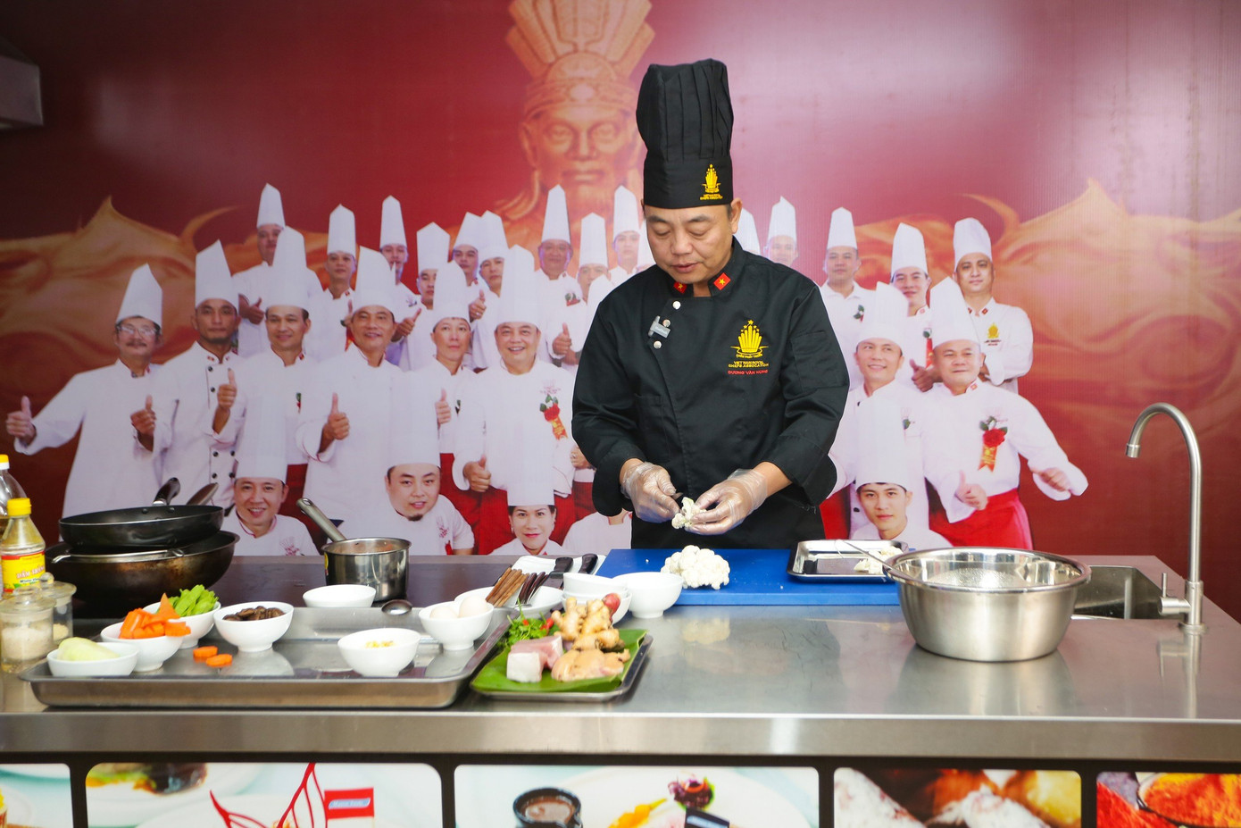 Ngày 22/1, nghệ nhân ẩm thực Dương Văn Hùng cùng Hội đầu bếp Hoàng gia Việt Nam tổ chức nấu mâm cỗ cổ truyền của người Việt trong ngày Tết Nguyên đán.