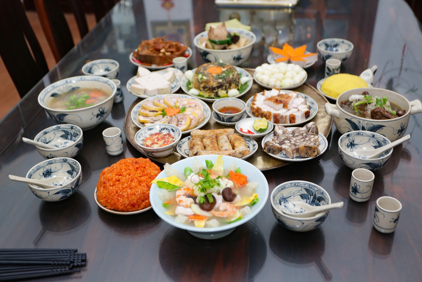 Mâm cỗ cổ truyền hoàn chỉnh do nghệ nhân Dương Văn Hùng và các đầu bếp thực hiện gồm bánh chưng, xôi gấc, xôi đậu xanh, giò lụa, giò xào, giò gà, nem, cá kho, thịt đông, chả quế, thịt quay, canh bóng nấu thả, canh măng chân giò, gà hầm thuốc bắc, canh mọc nấu miến, dưa hành...