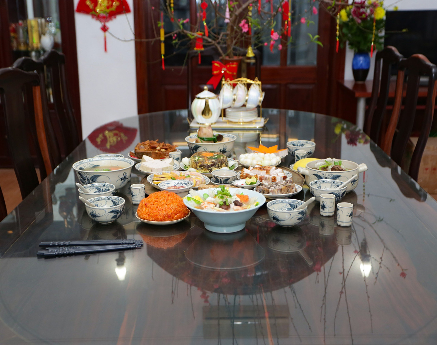 Mâm cỗ cổ truyền hoàn chỉnh do nghệ nhân Dương Văn Hùng và các đầu bếp thực hiện gồm bánh chưng, xôi gấc, xôi đậu xanh, giò lụa, giò xào, giò gà, nem, cá kho, thịt đông, chả quế, thịt quay, canh bóng nấu thả, canh măng chân giò, gà hầm thuốc bắc, canh mọc nấu miến, dưa hành...