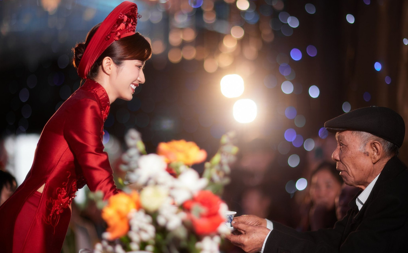 Chuyện tình của họ nhận được sự ủng hộ, vun vén của gia đình hai bên. Chuyện tình của họ nhận được sự ủng hộ, vun vén của gia đình hai bên.