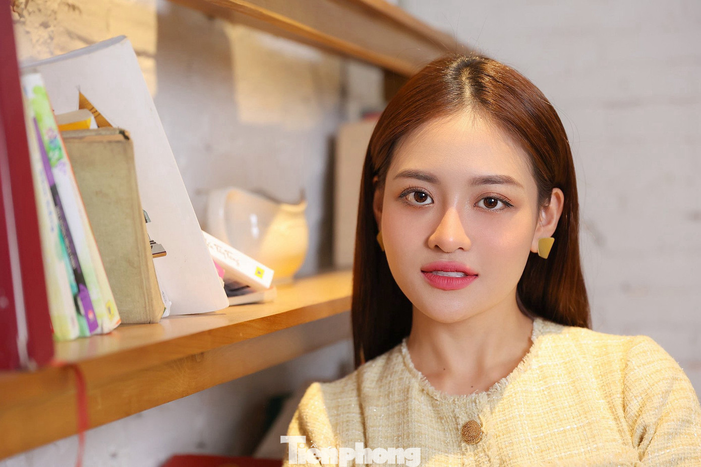 “Tôi bị miệt thị ngoại hình từ bé. Nó khiến tôi tự ti và ảnh hưởng tâm lý trong suốt 26 năm. Cho tới hai năm trở lại đây, tôi mới biết yêu bản thân và chấp nhận những gì mình có. Từ khi mới sinh, tôi đã có những vết chàm trên cơ thể. Thời đi học, tôi thường bị bạn bè trêu chọc. Họ gọi tôi là quái vật. Những câu nói đó khiến tôi tổn thương và không dám mặc quần ngắn, áo dây”, Thùy Anh nhớ lại.