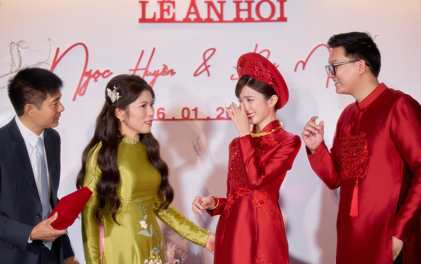 Ngọc Huyền xúc động rơi nước mắt trong khoảnh khắc bố mẹ hai bên trao hồi môn. Ngọc Huyền xúc động rơi nước mắt trong khoảnh khắc bố mẹ hai bên trao hồi môn.