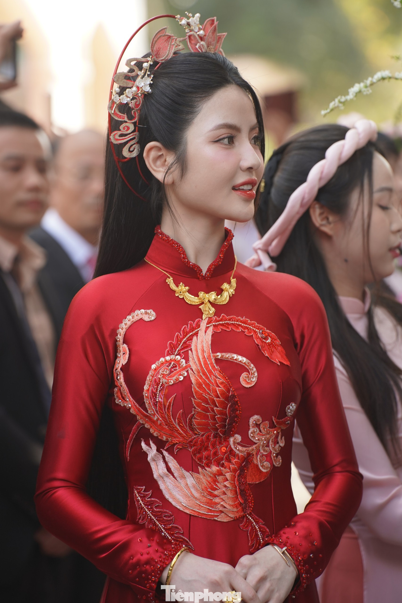 Chu Thanh Huyền xuất hiện rạng rỡ trong trang phục áo dài đỏ.