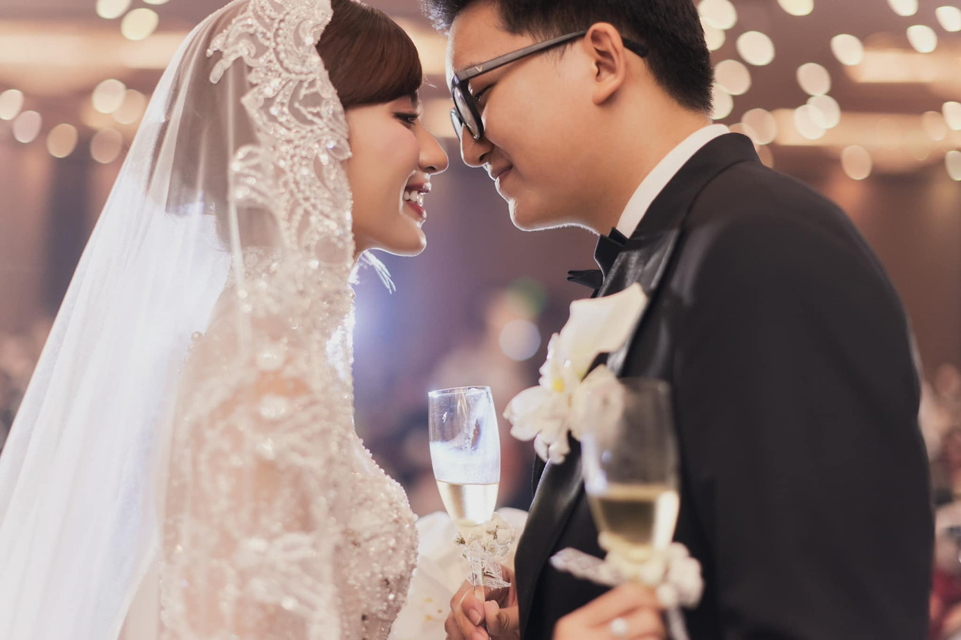 Tối 20/1, diễn viên Ngọc Huyền và Duy Minh – cháu trai NSƯT Chí Trung tổ chức tiệc cưới tại Long Biên, Hà Nội. Nhiều sao Việt có mặt chúc mừng ngày vui của cặp đôi như Lã Thanh Huyền, Quỳnh Kool, Đình Tú, B Trần, Quốc Anh… MC Công Tố đảm nhận vai trò MC trong tiệc trà thề nguyện vào buổi chiều.