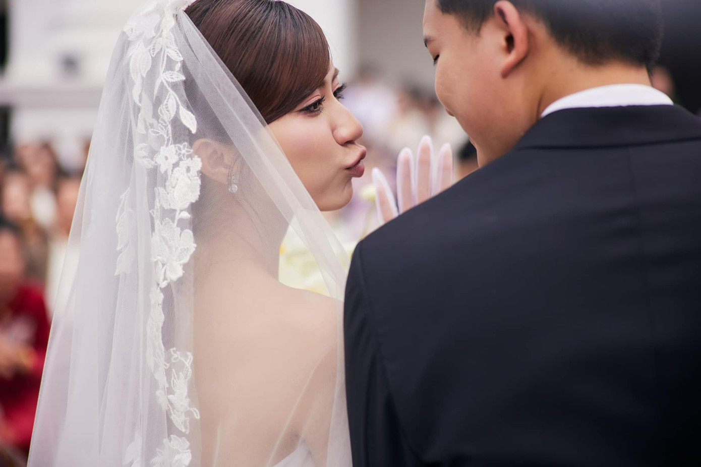 Trong tiệc trà thề nguyện vào buổi chiều, cả hai cùng nhìn lại chặng đường đã qua và dành cho nhau những lời hẹn ước trong tương lai.