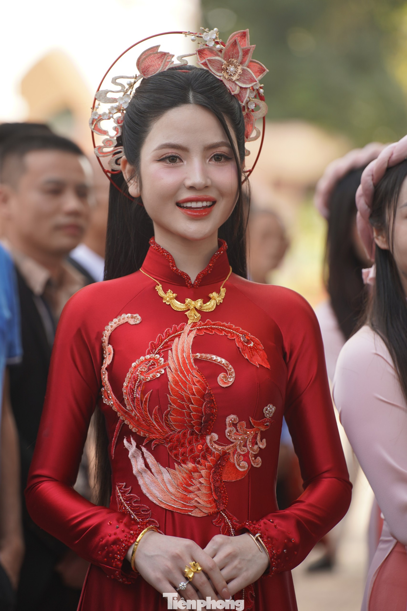 Chu Thanh Huyền xuất hiện rạng rỡ trong trang phục áo dài đỏ.