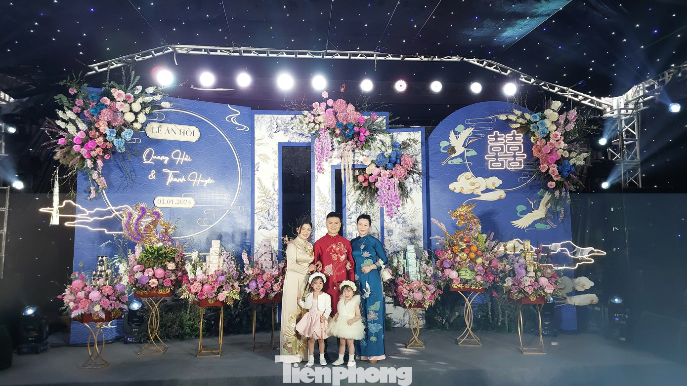 Quang Hải và Chu Thanh Huyền bắt đầu hẹn hò từ năm 2021. Suốt thời gian yêu, cả hai giữ kín, không chia sẻ ảnh chụp chung lên mạng xã hội. Sau đó, Quang Hải được bắt gặp đi chơi cùng Chu Thanh Huyền, đưa bạn gái dự sự kiện, đám cưới của Văn Hậu, Bùi Tiến Dũng và không ngần ngại thể hiện sự thân mật.