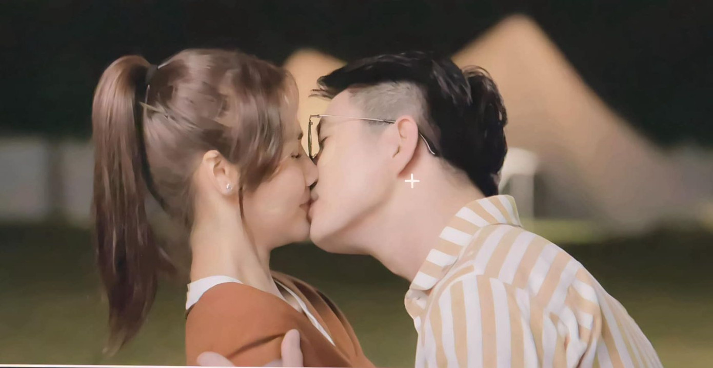 Phân đoạn ngọt ngào giữa nhân vật Dương và Tuấn trong phim Chúng ta của 8 năm sau.