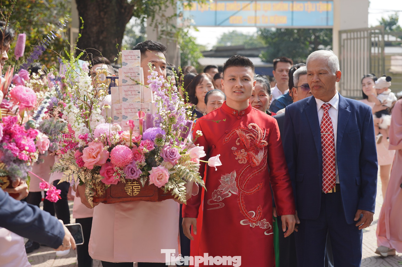 Khoảng 12h cùng ngày, Quang Hải cùng họ nhà trai có mặt tại địa điểm làm lễ của nhà gái ở trường THCS Kim Sơn, Sơn Tây.