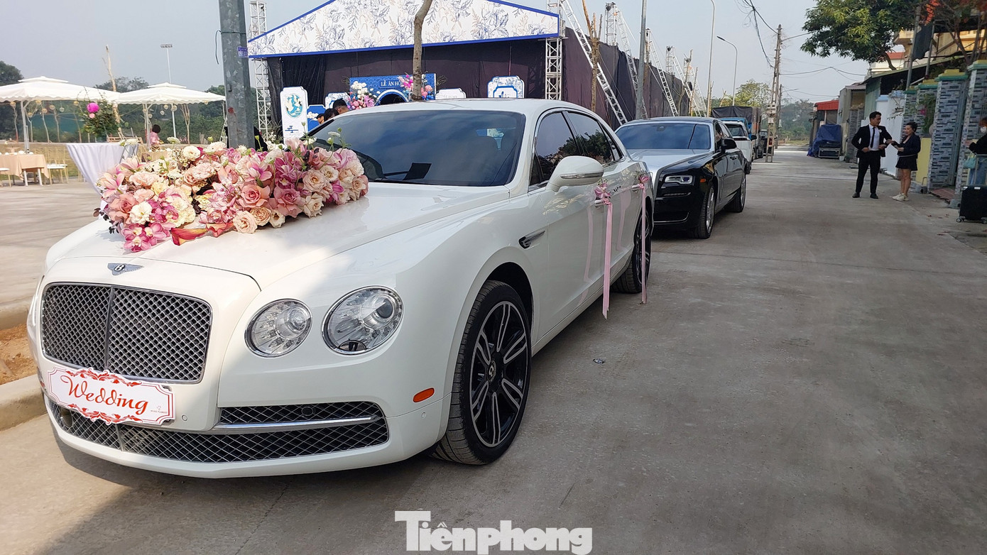 Đáng chú ý, xe hoa được sử dụng trong lễ ăn hỏi Quang Hải là Bentley Flying Spur đời 2015 có giá khoảng 10 tỷ đồng. Ngoài ra, siêu xe Rolls-Royce Ghost màu đen đời 2015 cũng được trưng dụng trong dàn xe đi ăn hỏi có giá khoảng 15 tỷ đồng.
