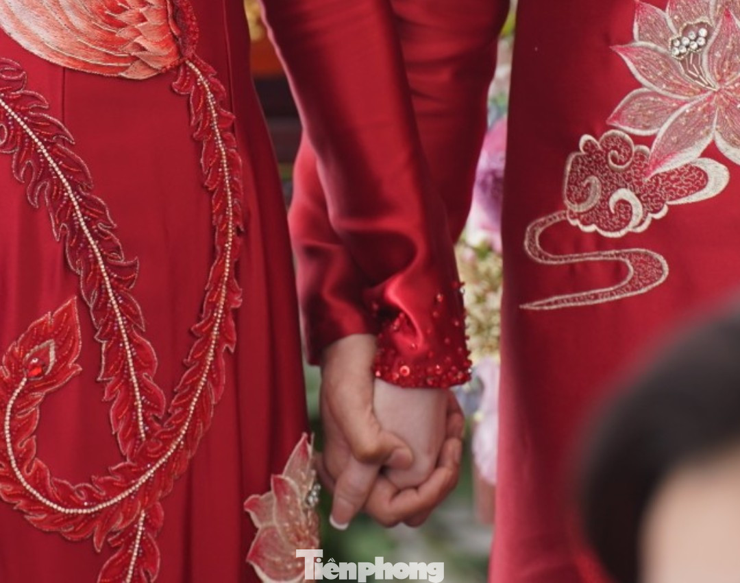 Cặp đôi trao cho nhau những cử chỉ thân mật trong lúc chờ làm lễ.