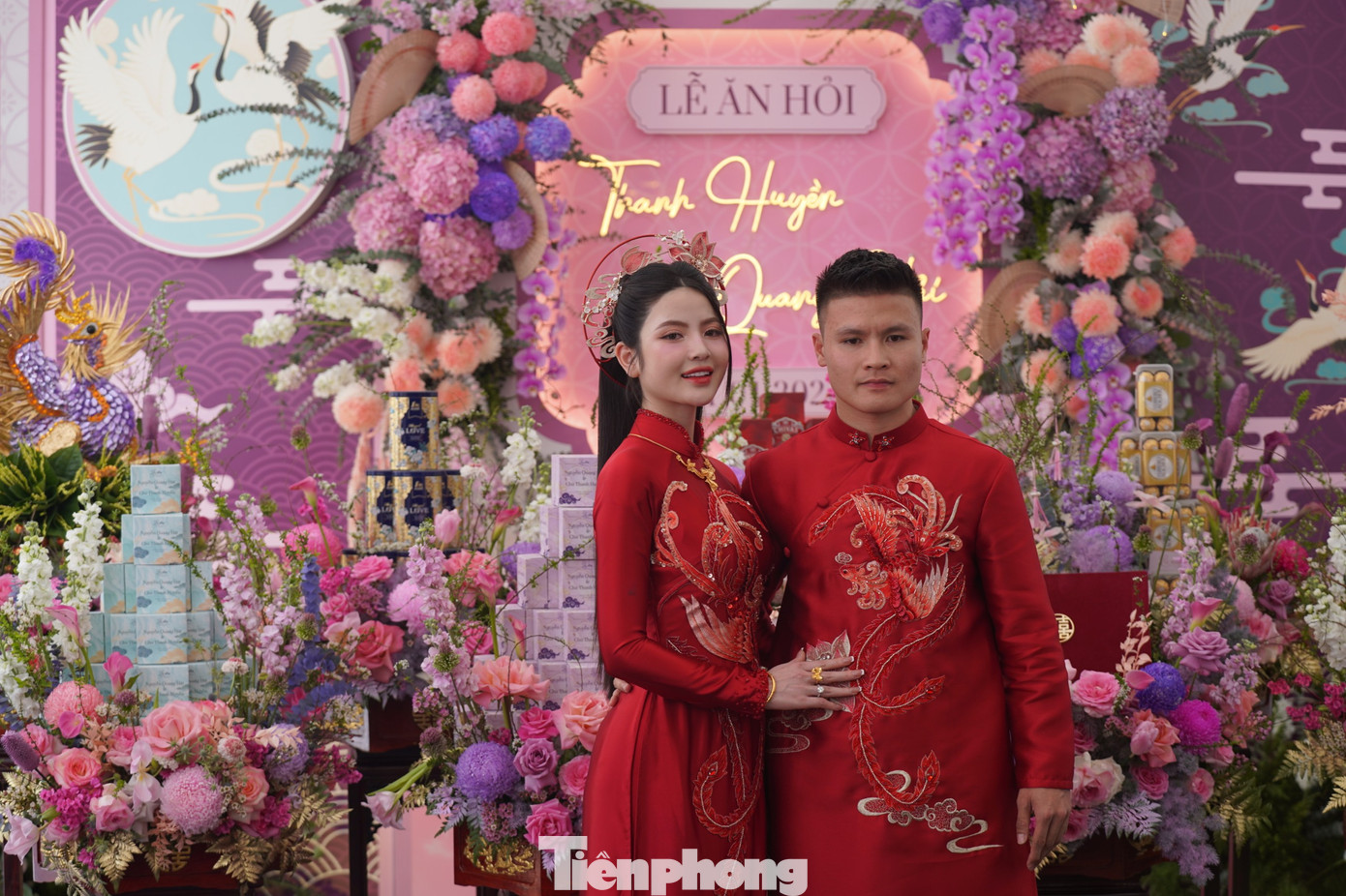 Cặp đôi trao cho nhau những cử chỉ thân mật trong lúc chờ làm lễ.