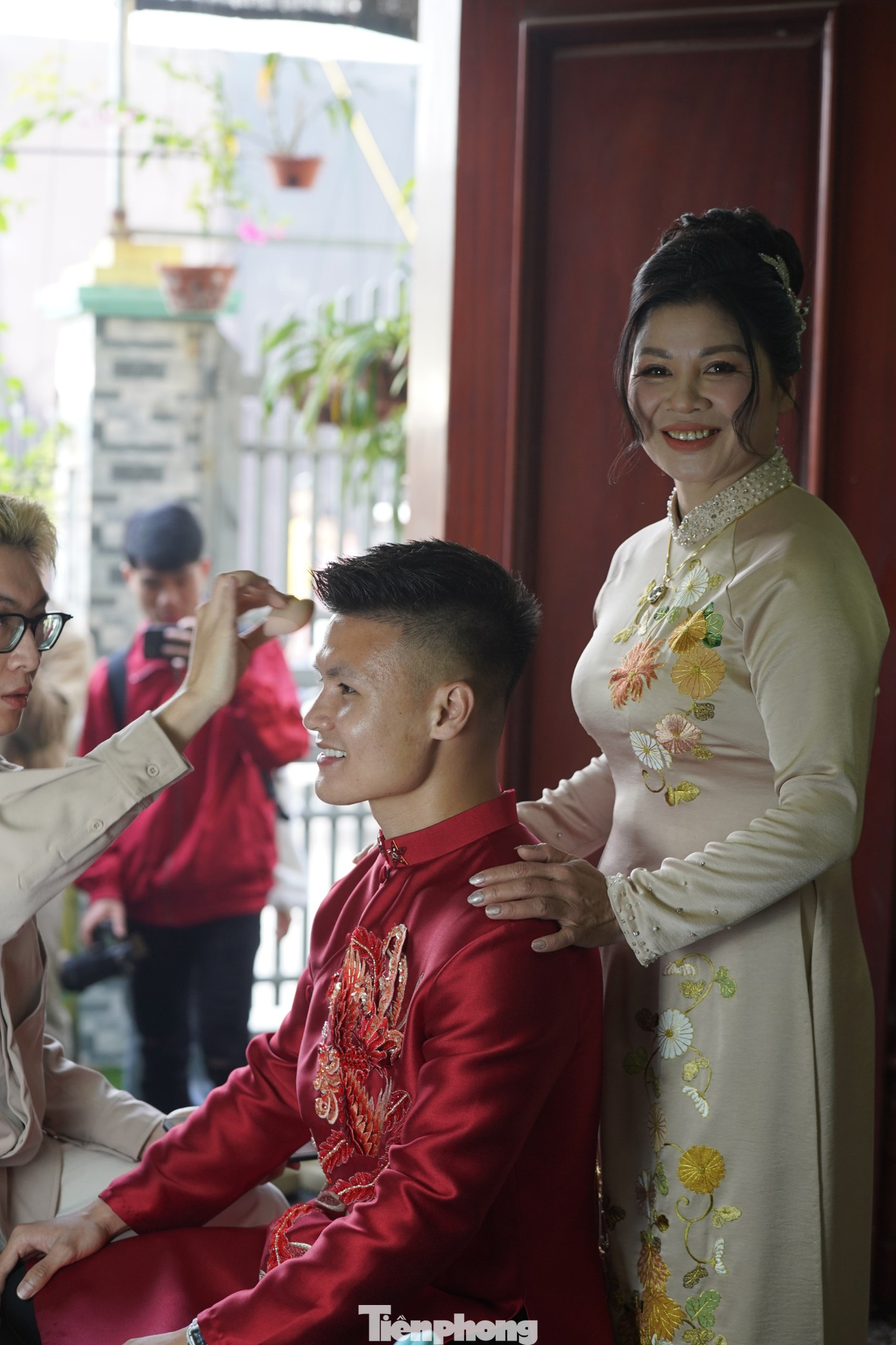 Quang Hải giám sát quá trình thi công dựng rạp và tự tay chuẩn bị tráp lễ mang đến nhà cô dâu Chu Thanh Huyền.