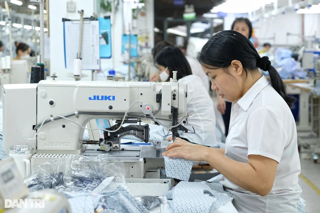 Nhiều doanh nghiệp thưởng Tết để động viên, giữ chân người lao động (Ảnh minh họa: Sơn Nguyễn).