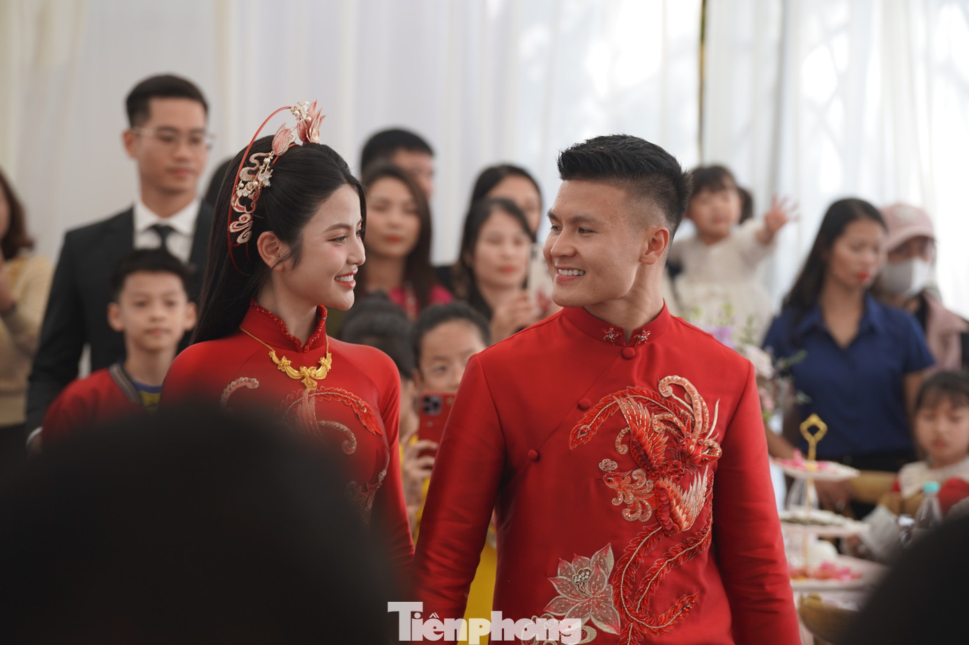 Cặp đôi nắm tay nhau tiến vào lễ đường, ra mắt quan viên hai họ.