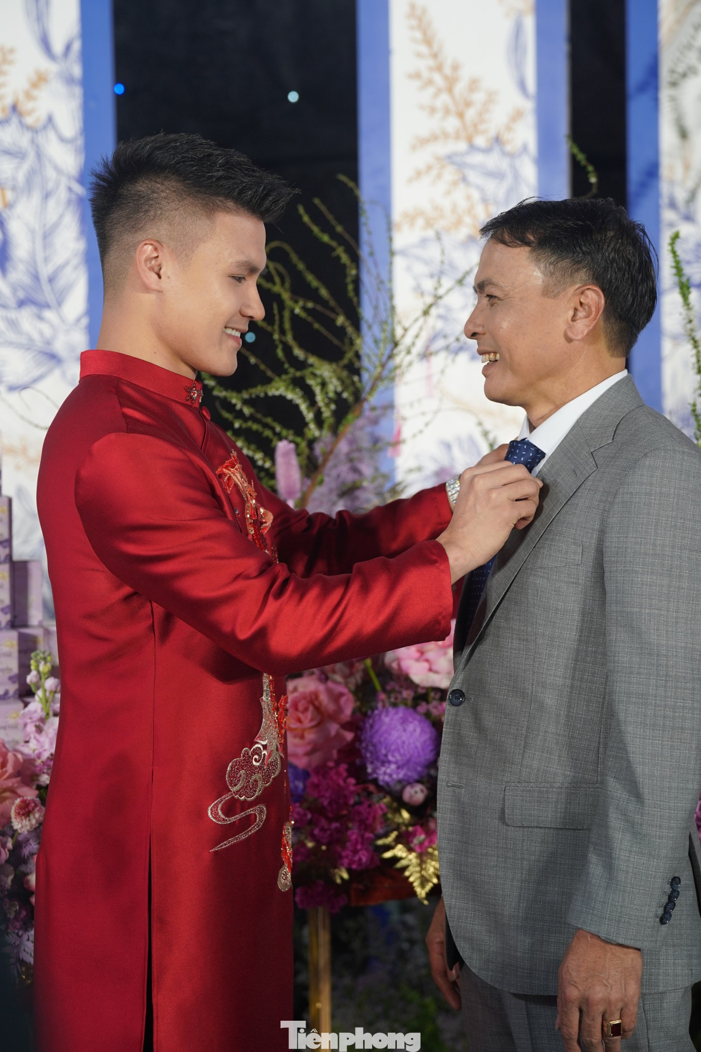 Quang Hải chỉnh trang phục cho bố trước giờ đi ăn hỏi.