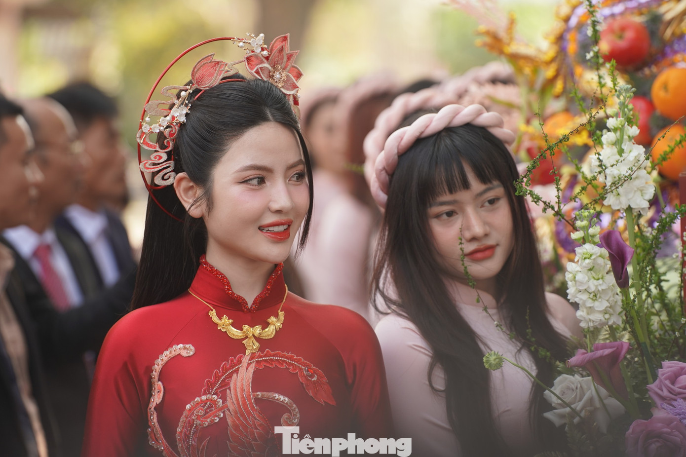 Chu Thanh Huyền xuất hiện rạng rỡ trong trang phục áo dài đỏ.