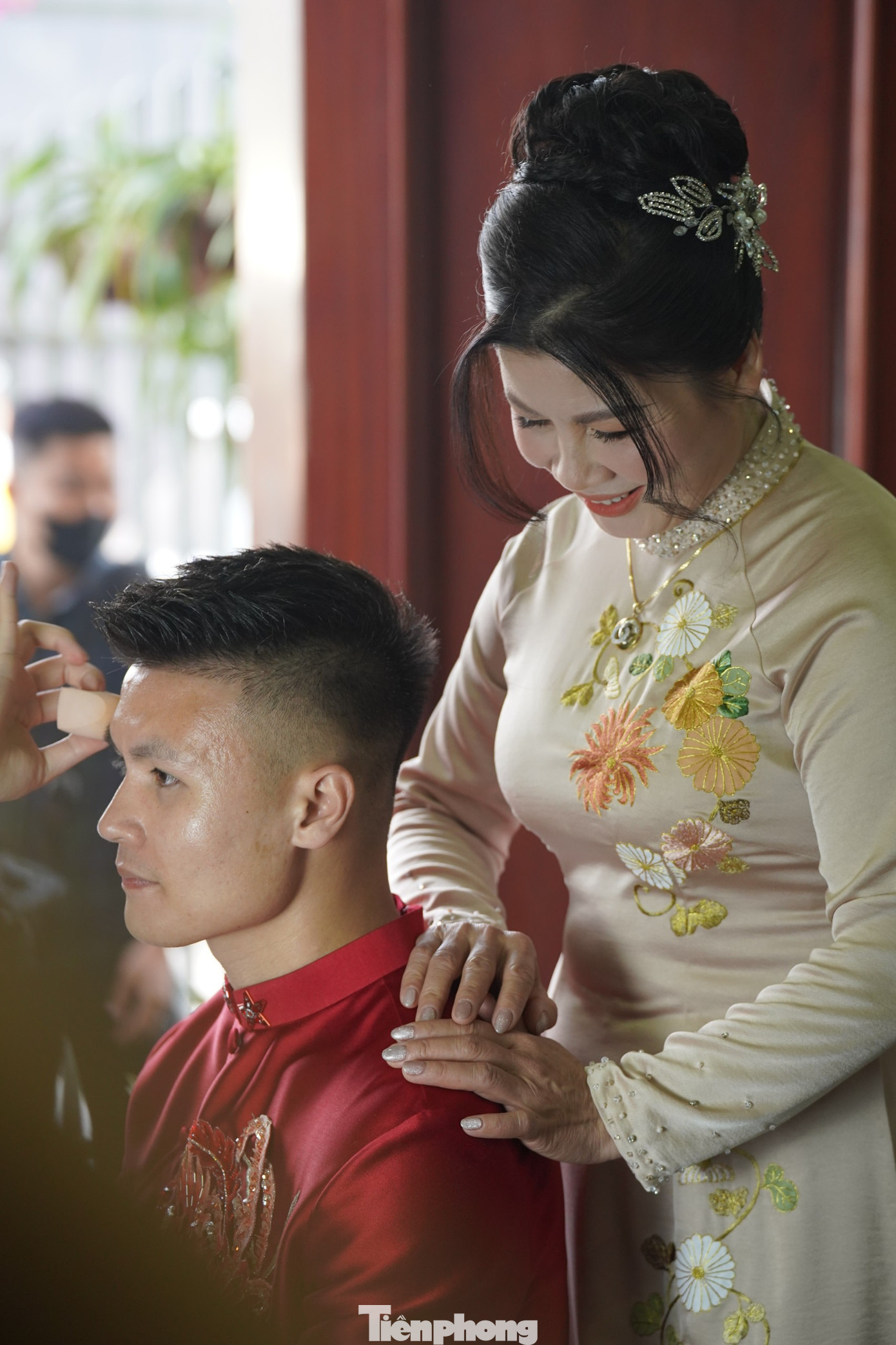 Trước đó, bà Dương Thị Cúc - mẹ của Quang Hải - đã cùng con trai cả và con dâu đi thử áo dài. Trong video được chia sẻ, khi được hỏi về Chu Thanh Huyền, muốn biết mẹ Quang Hải nghĩ gì về nàng dâu mới, bà Cúc lảng tránh. Lúc này, chị dâu của Quang Hải liền "chữa cháy" cho mẹ: "Có gì đâu mà phát biểu mọi người".