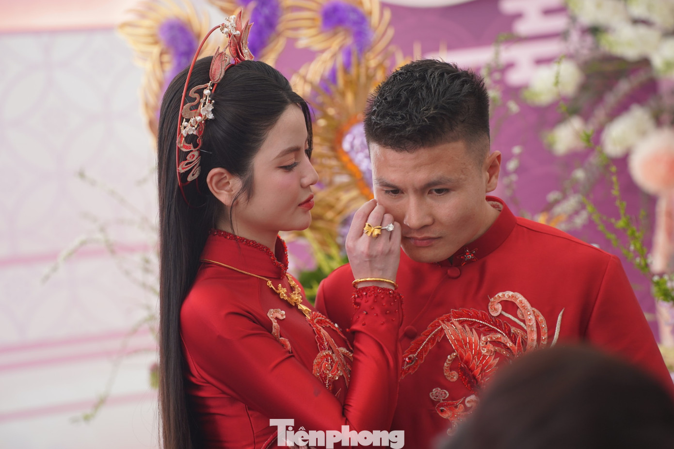 Cặp đôi trao cho nhau những cử chỉ thân mật trong lúc chờ làm lễ.