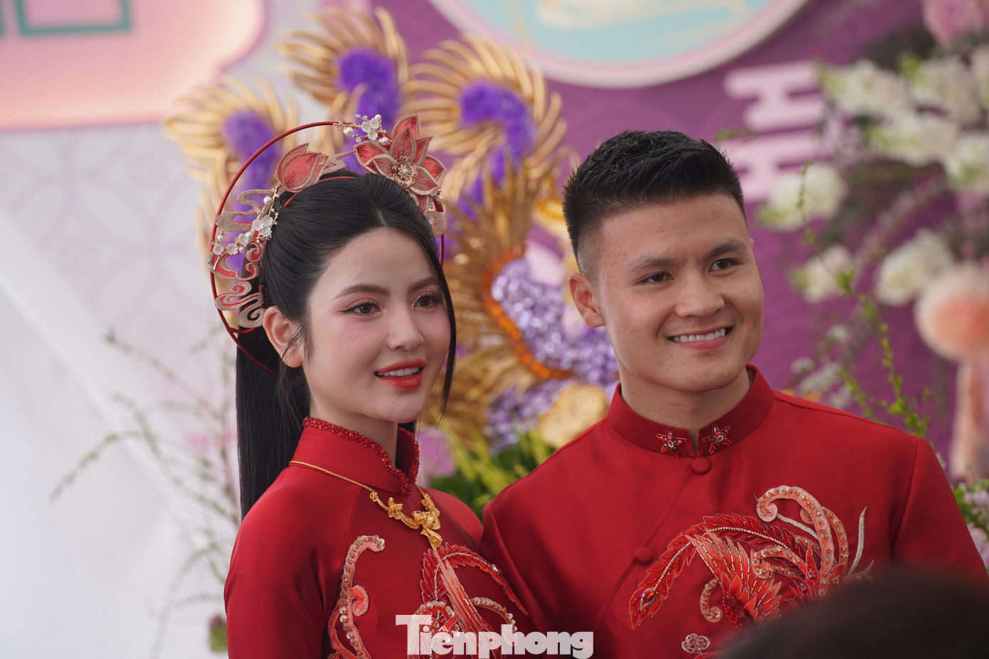 Cặp đôi trao cho nhau những cử chỉ thân mật trong lúc chờ làm lễ.