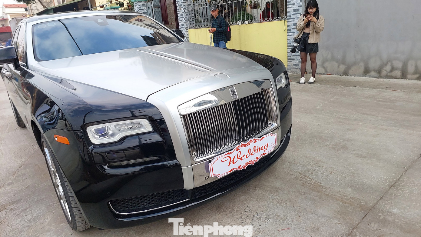 Việc dùng hai siêu xe đắt tiền trong lễ ăn hỏi cho thấy độ chịu chơi và chịu chi của Quang Hải. Trước đó, anh đeo đồng hồ Rolex Datejust M126281RBR-0017 có giá hơn 600 triệu đồng trong buổi thử lễ phục vào ngày 29/12.