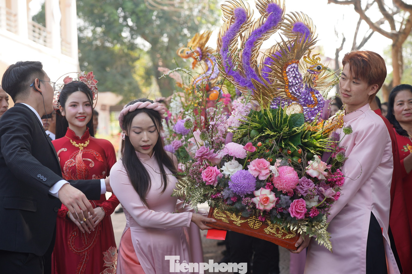 Lễ vật ăn hỏi được Quang Hải chuẩn bị kỹ lưỡng. Được biết, Quang Hải chuẩn bị sẵn các tráp ăn hỏi dát vàng, trong đó có tráp rồng phượng được đính 700 viên đá. Lễ ăn hỏi của Quang Hải cũng quy tụ dàn bê tráp là những TikToker có tiếng như Đặng Nam Hải Triều, Phúc Thành, David Vinh…