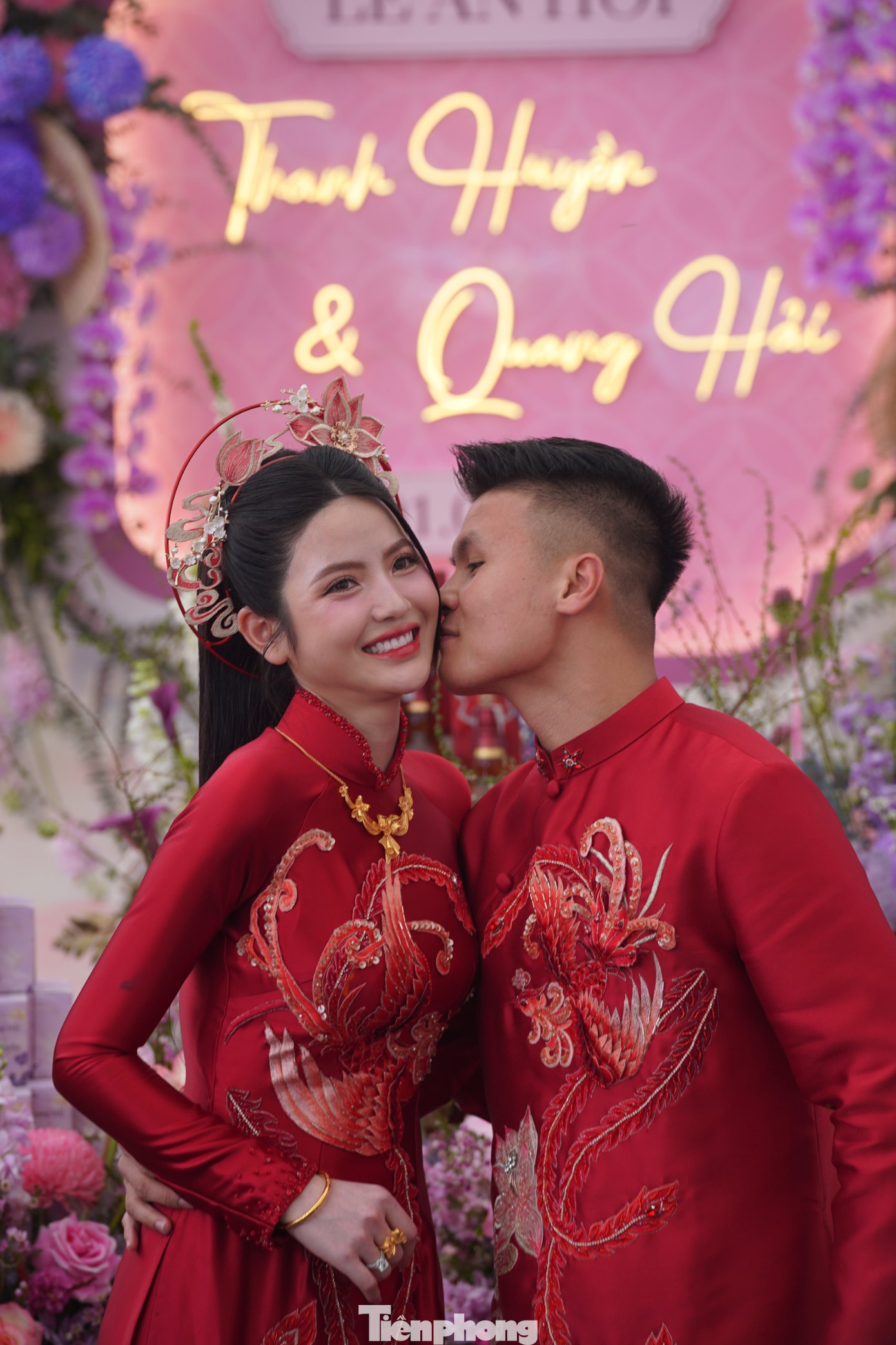 Tại lễ đường, Quang Hải hôn Thanh Huyền.