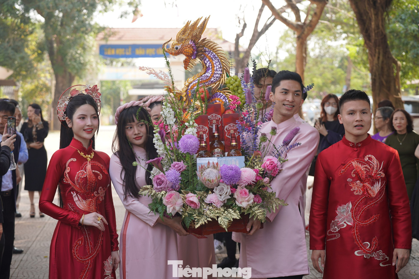 Lễ vật ăn hỏi được Quang Hải chuẩn bị kỹ lưỡng. Được biết, Quang Hải chuẩn bị sẵn các tráp ăn hỏi dát vàng, trong đó có tráp rồng phượng được đính 700 viên đá. Lễ ăn hỏi của Quang Hải cũng quy tụ dàn bê tráp là những TikToker có tiếng như Đặng Nam Hải Triều, Phúc Thành, David Vinh…