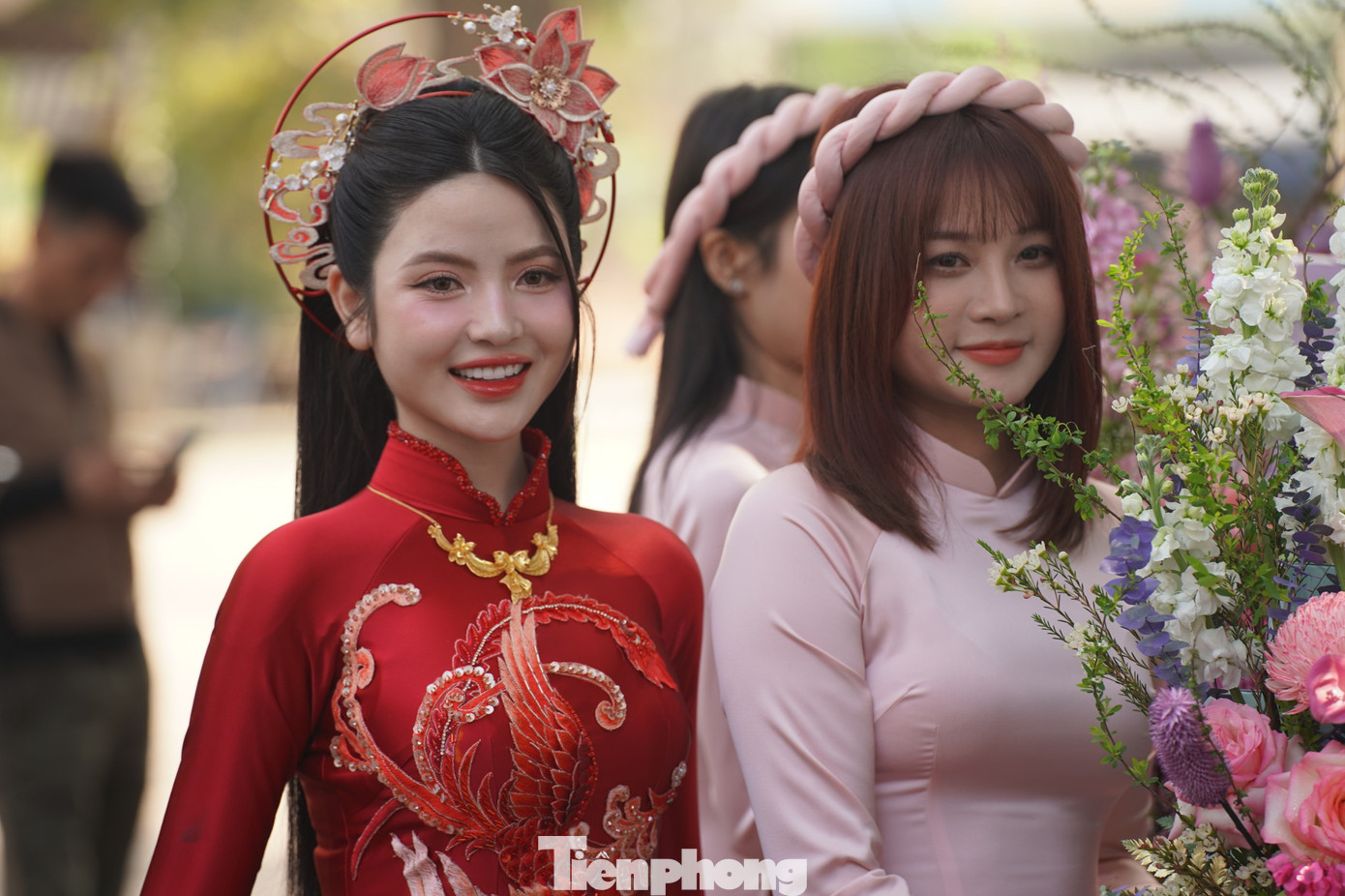 Chu Thanh Huyền xuất hiện rạng rỡ trong trang phục áo dài đỏ.