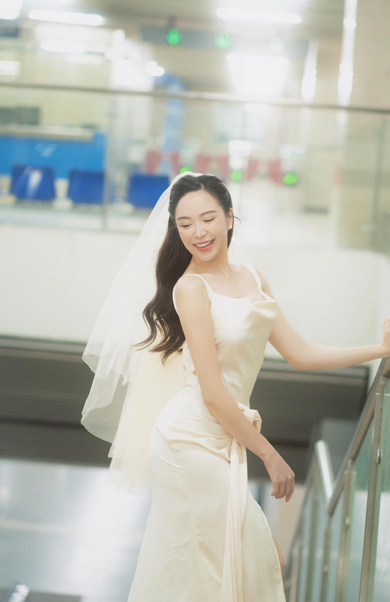 Bộ ảnh cưới được thực hiện khá đơn giản của diễn viên Kim Oanh. Cô vẫn giấu kín danh tính của nửa kia.