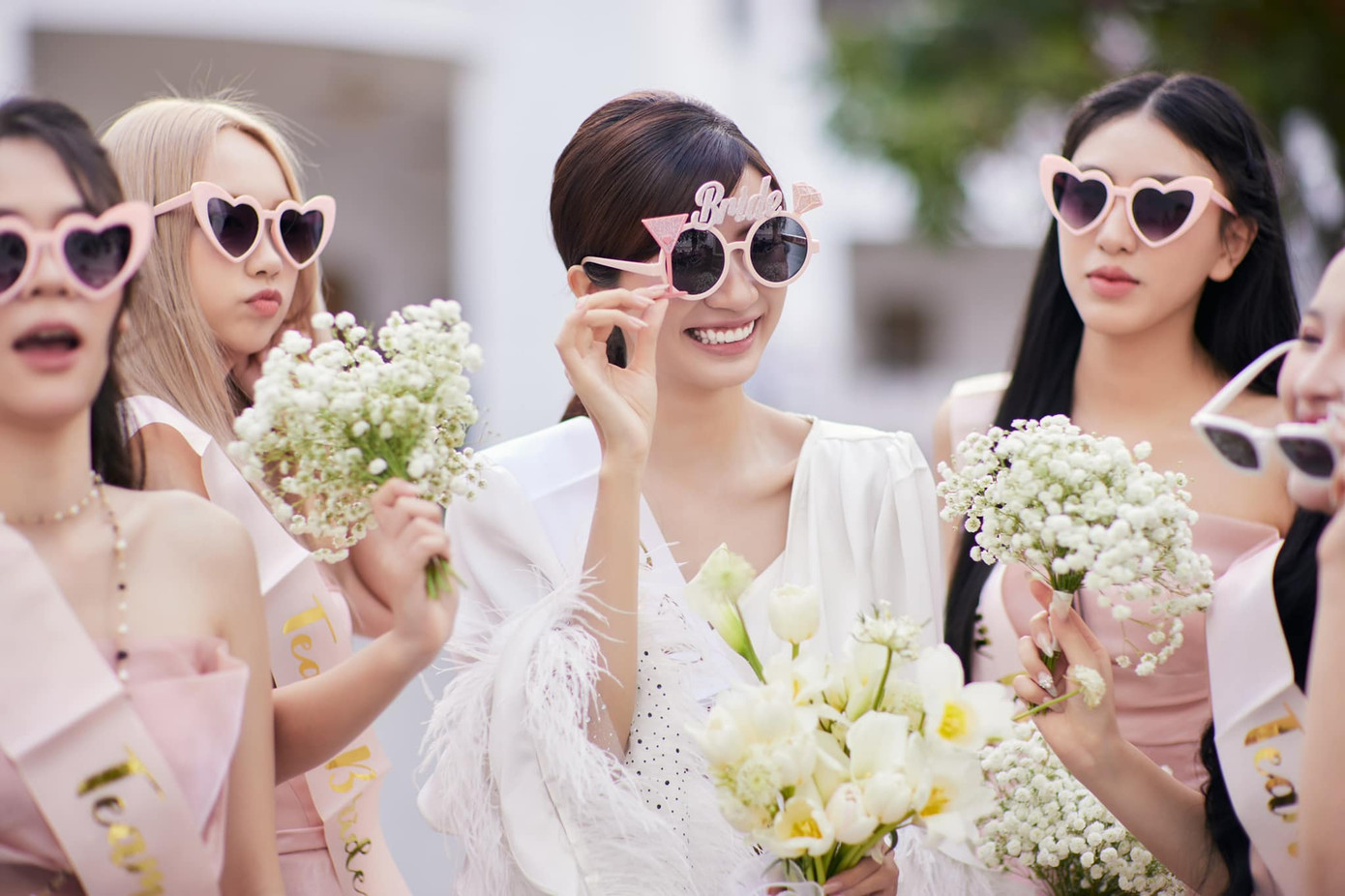 Bên cạnh đó, Ngọc Huyền còn có những phút giây thư giãn cùng dàn phù dâu trước thời điểm diễn ra tiệc cưới chính thức.