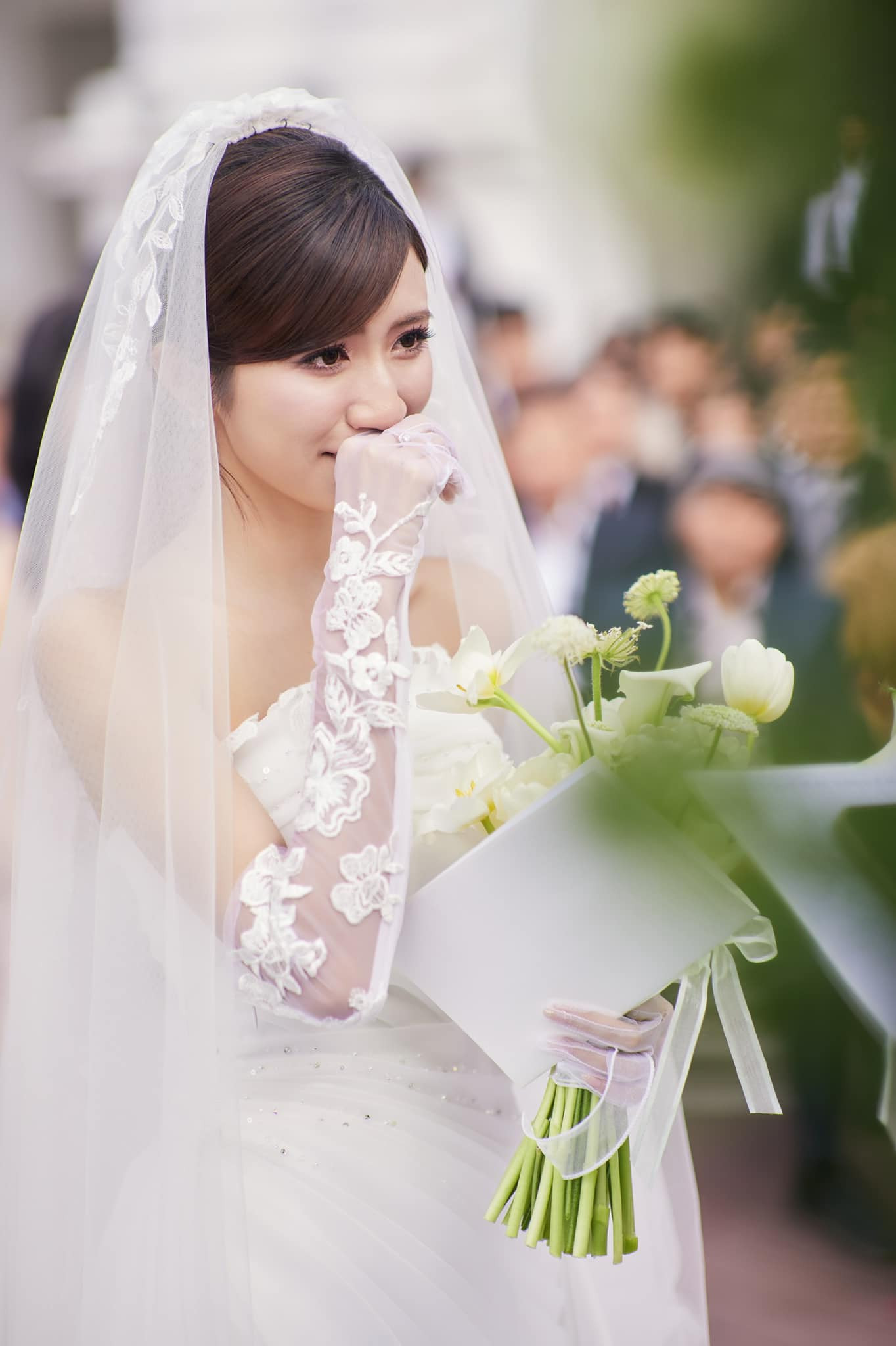 "13/5/2022 là ngày anh không thể quên được. Đó là ngày anh đưa ra quyết định mà không ai có thể ngờ rằng nó sẽ thay đổi cuộc đời anh. Khi đó, anh về Việt Nam lúc nửa đêm và lái xe đến đón em đi làm lúc 5h sáng như đã hứa. Anh hồi hộp không biết Ngọc Huyền như thế nào, cứ nghĩ em sẽ xuất hiện với khẩu trang kín bưng như một idol Hàn Quốc. Thế nhưng, trái ngược với hình ảnh ngôi sao, em ngây thơ, dễ thương và trong sáng. Ngay ngày hôm đó, anh đã nghĩ phải biến em trở thành vợ của anh", Duy Minh chia sẻ.