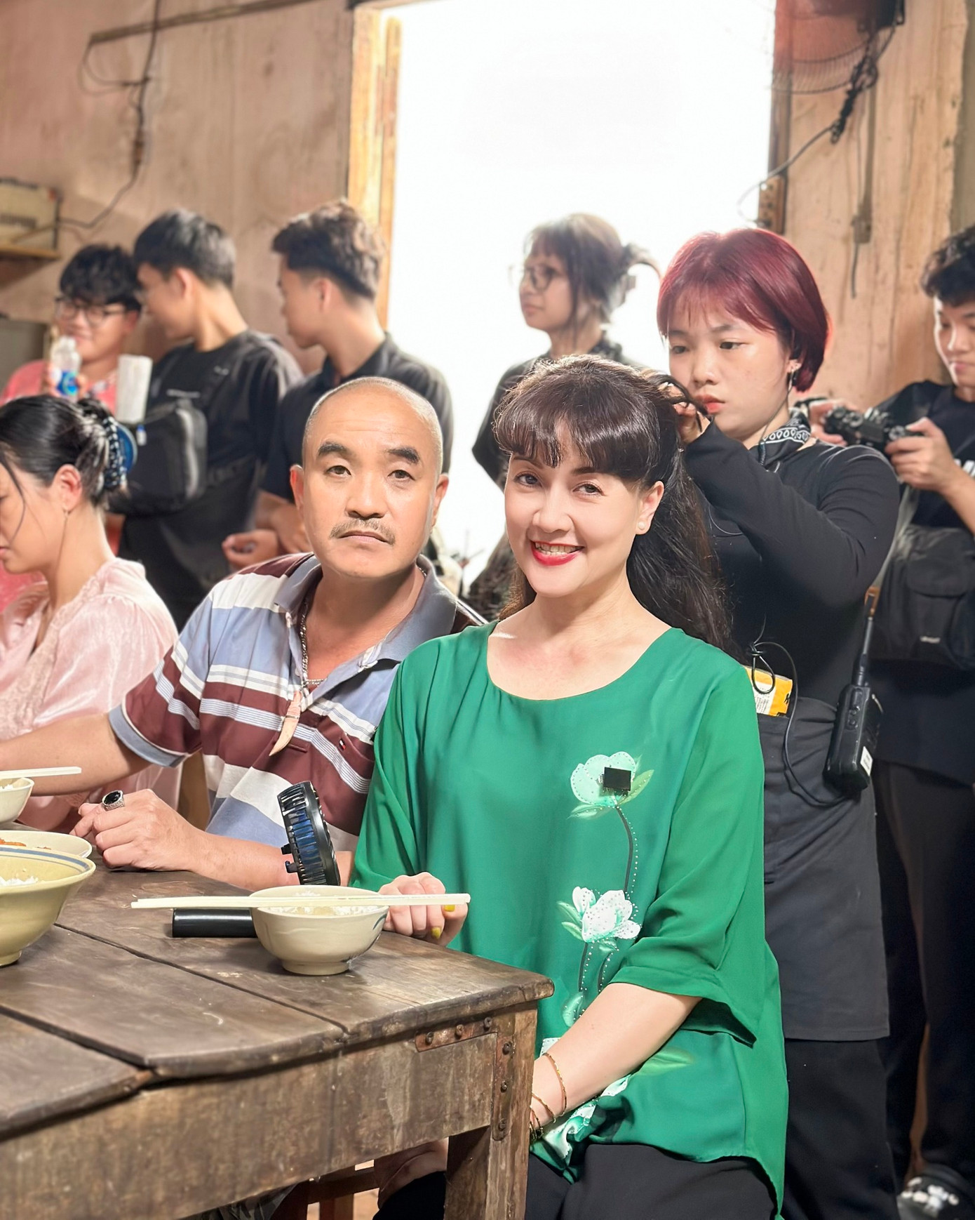 Hình ảnh nghệ sĩ Vân Dung ở hậu trường Quỷ cẩu.