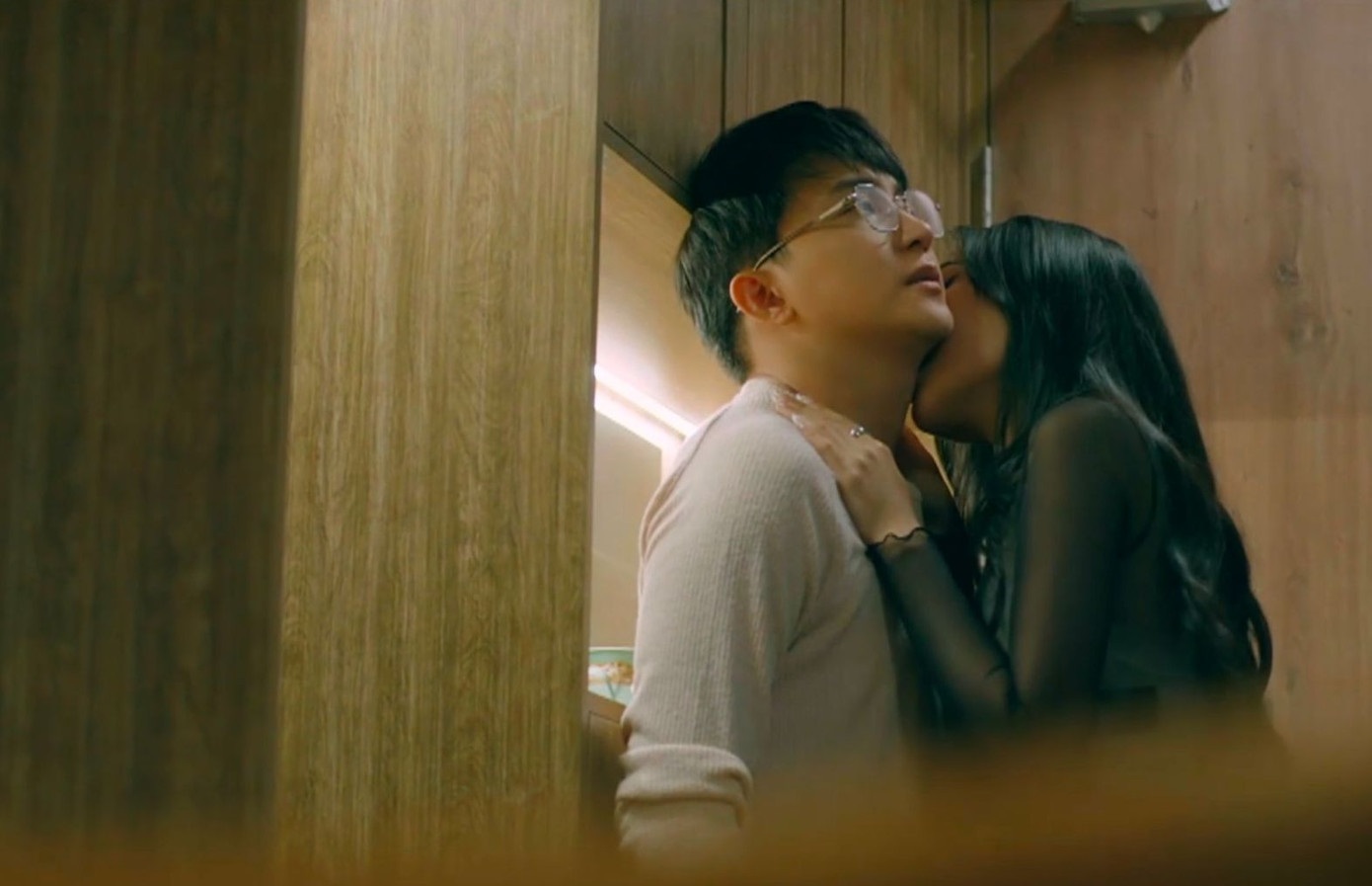 Cảnh ngoại tình trong phim Chúng ta của 8 năm sau gây tranh cãi.