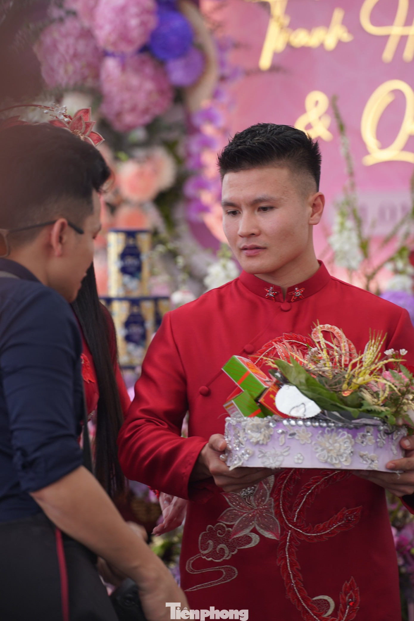 Sau nghi thức ăn hỏi là lễ đón dâu. Cô dâu Chu Thanh Huyền sẽ theo cầu thủ về Đông Anh để tổ chức tiệc cùng gia đình, họ hàng nhà trai vào chiều cùng ngày.