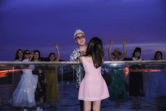 Yanbi cầu hôn bạn gái ở Phú Quốc.