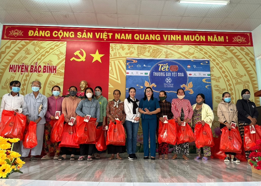 Thay mặt Hoa hậu Ý Nhi, bà Phạm Kim Dung trao những phần quà Tết đến với bà con có hoàn cảnh khó khăn trên địa bàn huyện Bắc Bình.