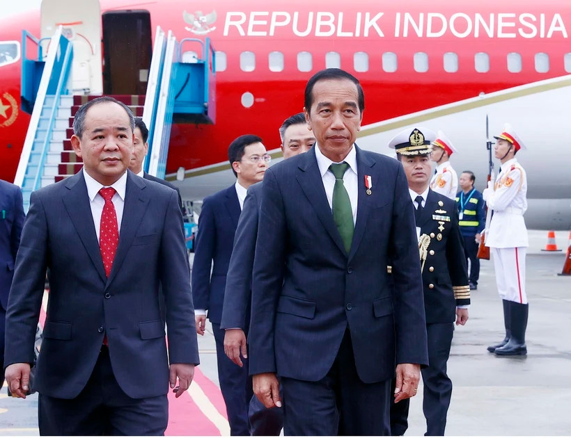 Lễ đón Tổng thống Indonesia Joko Widodo tại Sân bay Quốc tế Nội Bài. (Ảnh: An Đăng/TTXVN). Lễ đón Tổng thống Indonesia Joko Widodo tại Sân bay Quốc tế Nội Bài. (Ảnh: An Đăng/TTXVN).