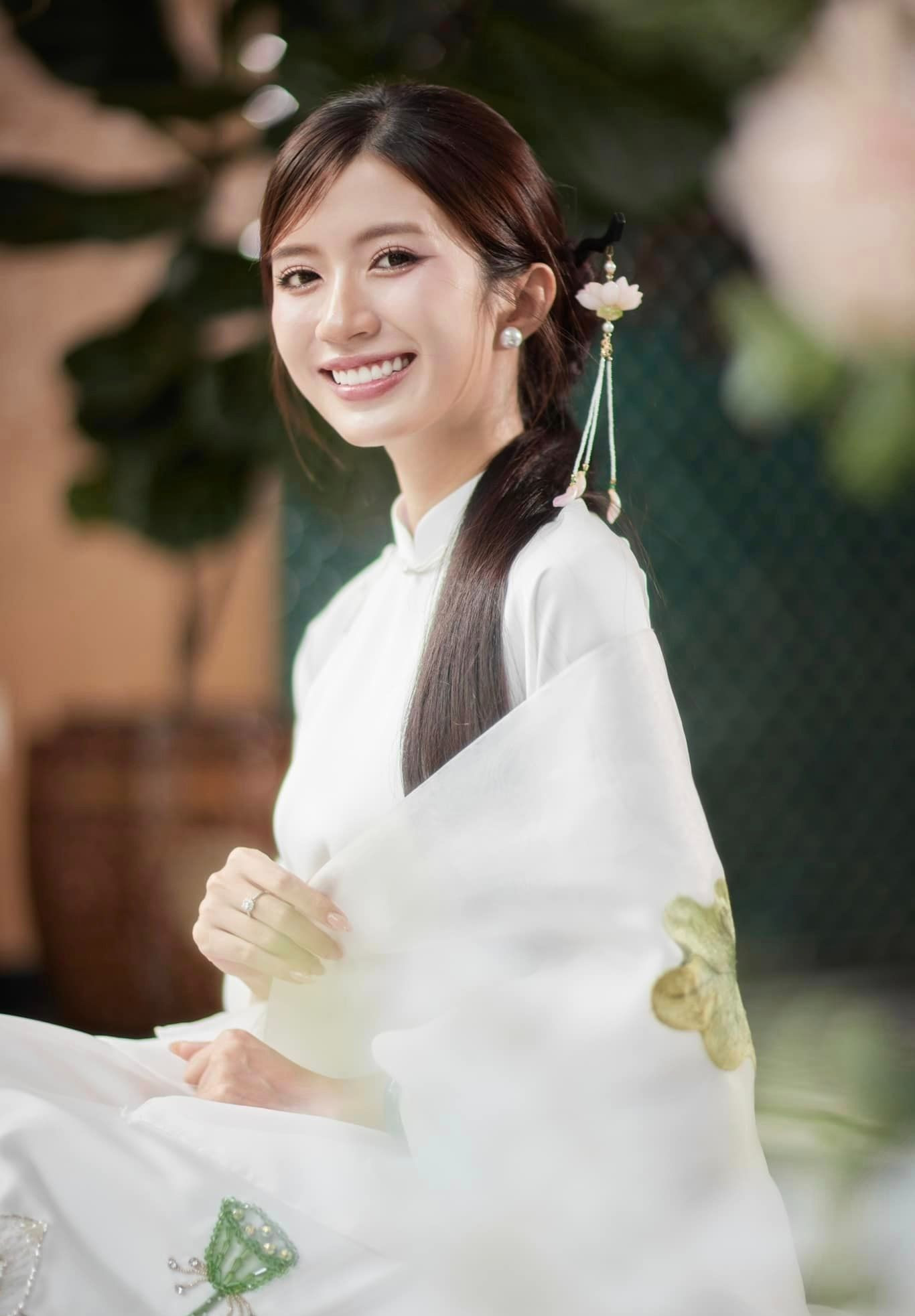 Dù ít hơn một tuổi, Ngọc Huyền nhận xét chồng có tính cách trưởng thành và thấu đáo trong suy nghĩ.